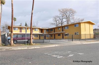 1700 Lincoln St in Bakersfield, CA - Foto de edificio