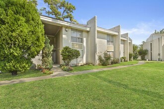 1950 Spenwick Dr in Houston, TX - Foto de edificio - Building Photo
