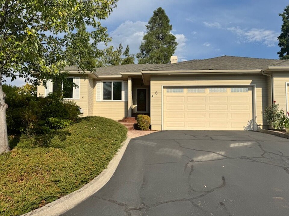 2398 Springbrook Rd in Medford, OR - Foto de edificio