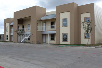 Robindale Apartments in Brownsville, TX - Foto de edificio - Building Photo