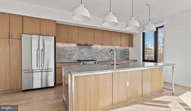 10511 Strathmore Hall St in North Bethesda, MD - Foto de edificio - Building Photo