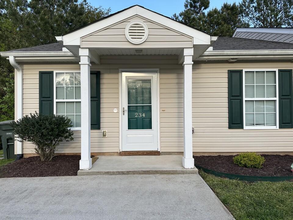 234 Tamarack Dr in Seneca, SC - Foto de edificio