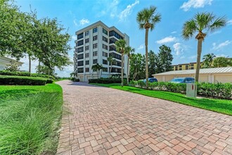 8735 Midnight Pass Rd in Sarasota, FL - Building Photo - Building Photo