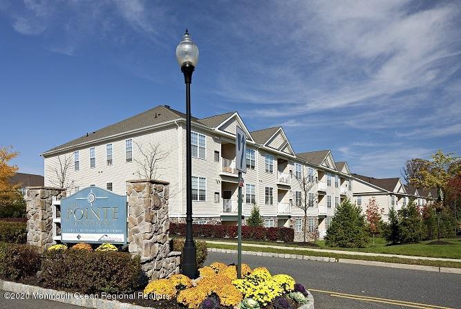 413 Timber Ridge Ct in Neptune City, NJ - Foto de edificio