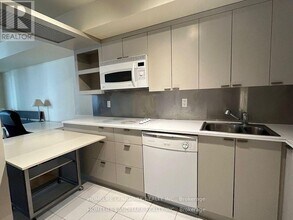 111 Elizabeth St in Toronto, ON - Building Photo - Building Photo