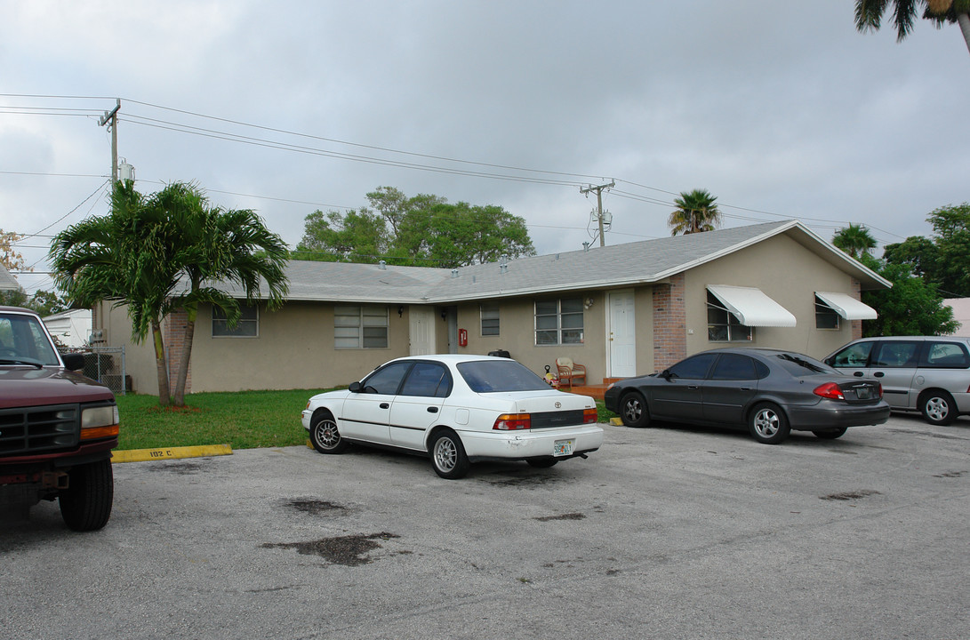 106 NE 1st Ave in Dania Beach, FL - Building Photo