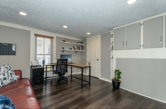 37848 Euclid Ave in Willoughby, OH - Foto de edificio - Building Photo