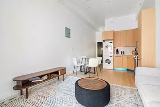 19 St Marks Pl in New York, NY - Foto de edificio - Building Photo