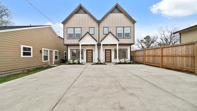 8053 Ritz St-Unit -B in Houston, TX - Foto de edificio - Building Photo