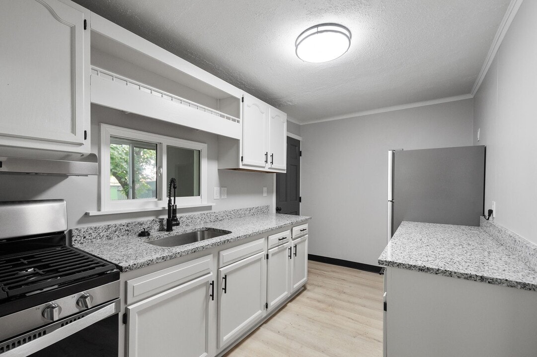 126 Whitaker St in Homestead, PA - Building Photo