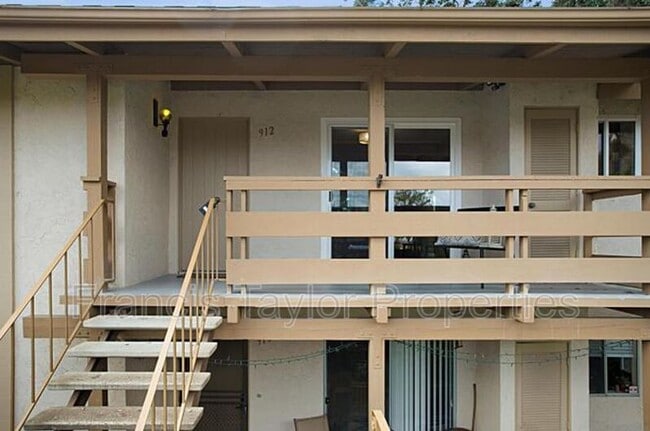 912 Knoll Vista Dr in San Marcos, CA - Foto de edificio - Building Photo