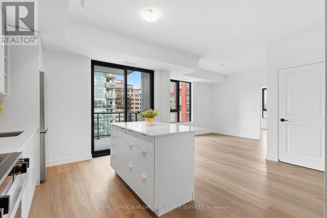 2075 Lakeshore Rd. in Burlington, ON - Building Photo - Building Photo