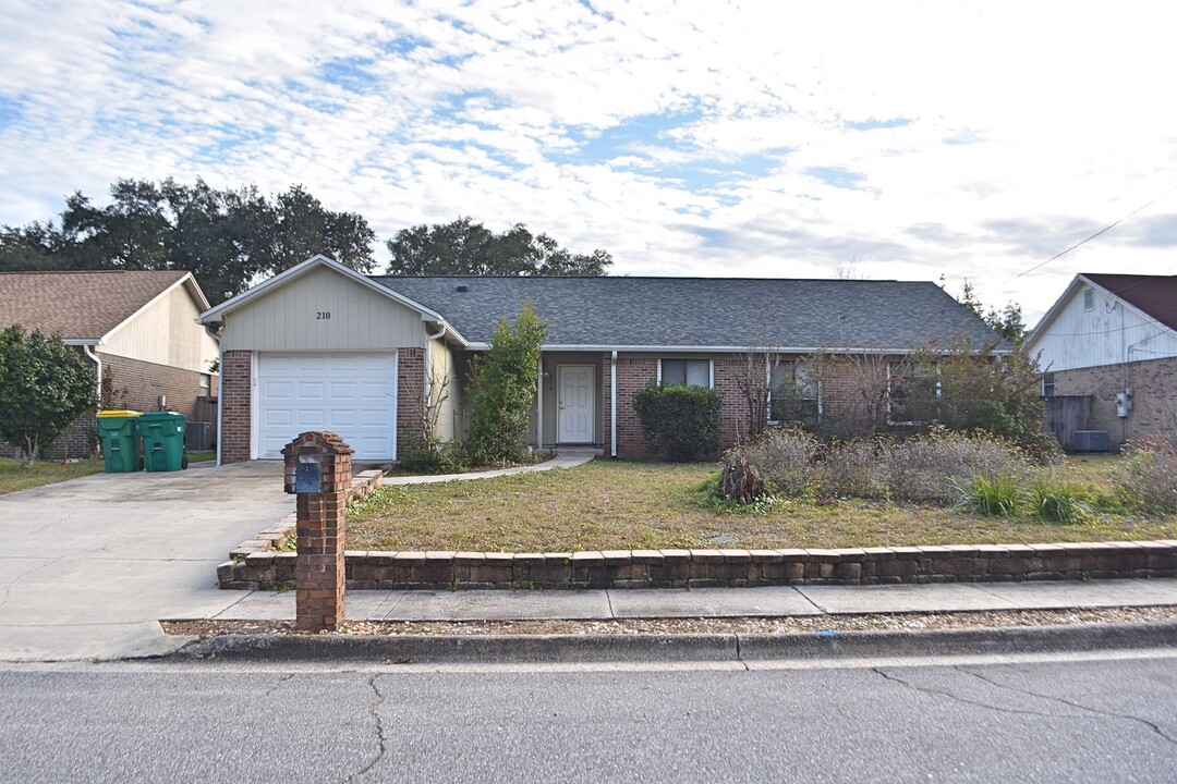 210 Honeysuckle Way in Niceville, FL - Building Photo