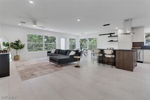 272 Yorkshire Ct in Naples, FL - Building Photo