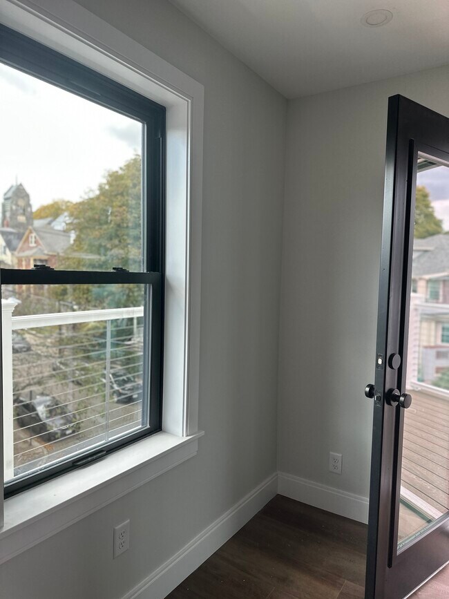 35 Hunnewell Ave, Unit #1 in Boston, MA - Foto de edificio - Building Photo