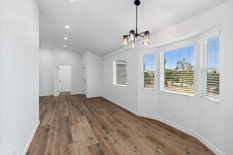 1800 S Dunsmuir Ave in Los Angeles, CA - Building Photo - Building Photo