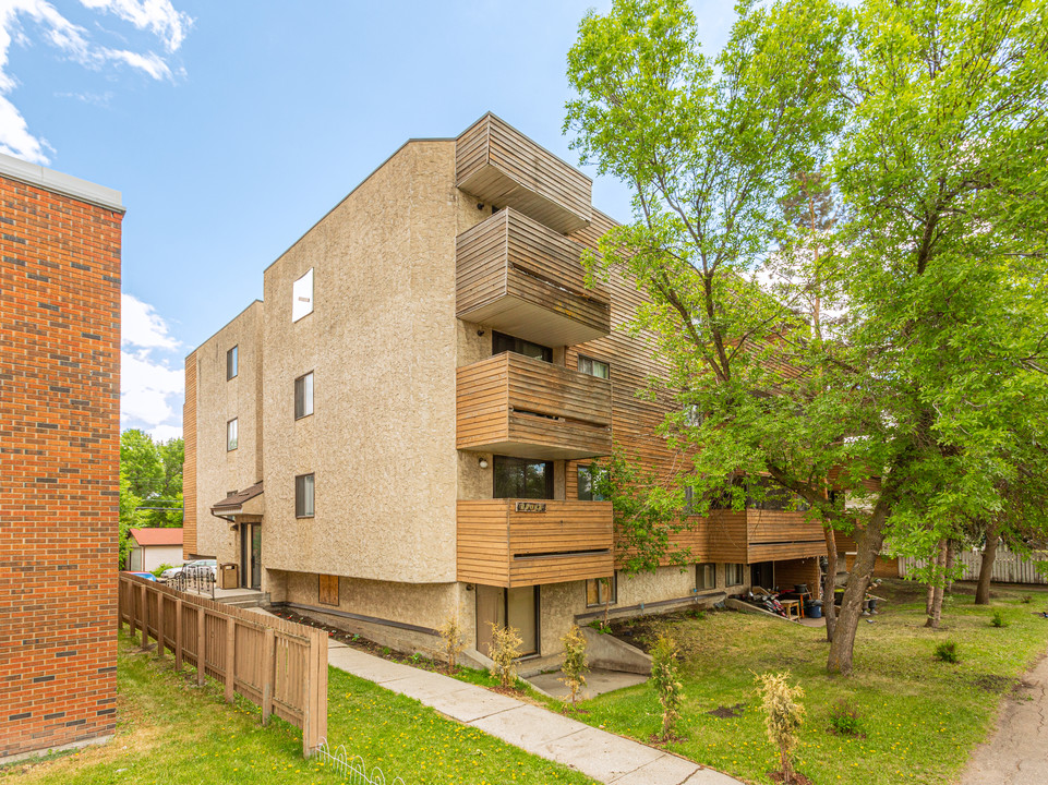 11637 124th St NW in Edmonton, AB - Building Photo