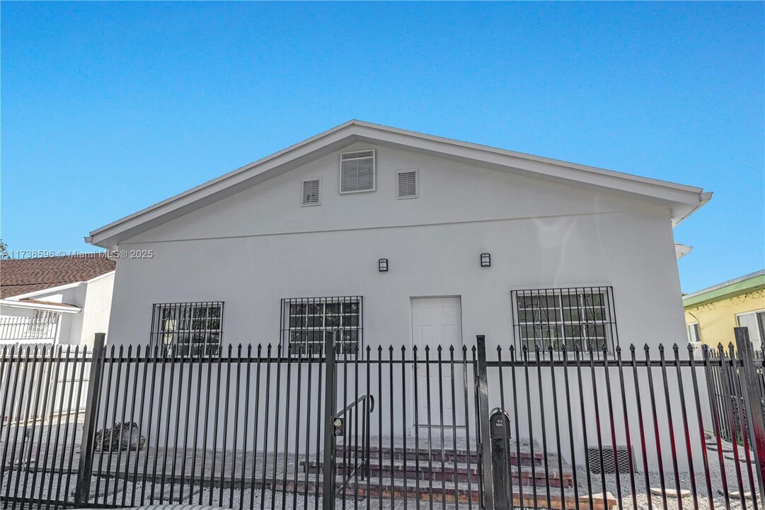 1368 NW 28th St in Miami, FL - Building Photo