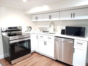 332 Stegman Pkwy in Jersey City, NJ - Building Photo - Building Photo