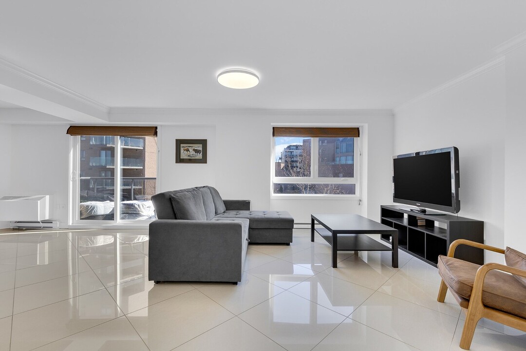 2240 Boulevard Thimens in St. Laurent, QC - Building Photo