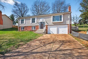 1261 Mautenne Dr in Ballwin, MO - Building Photo