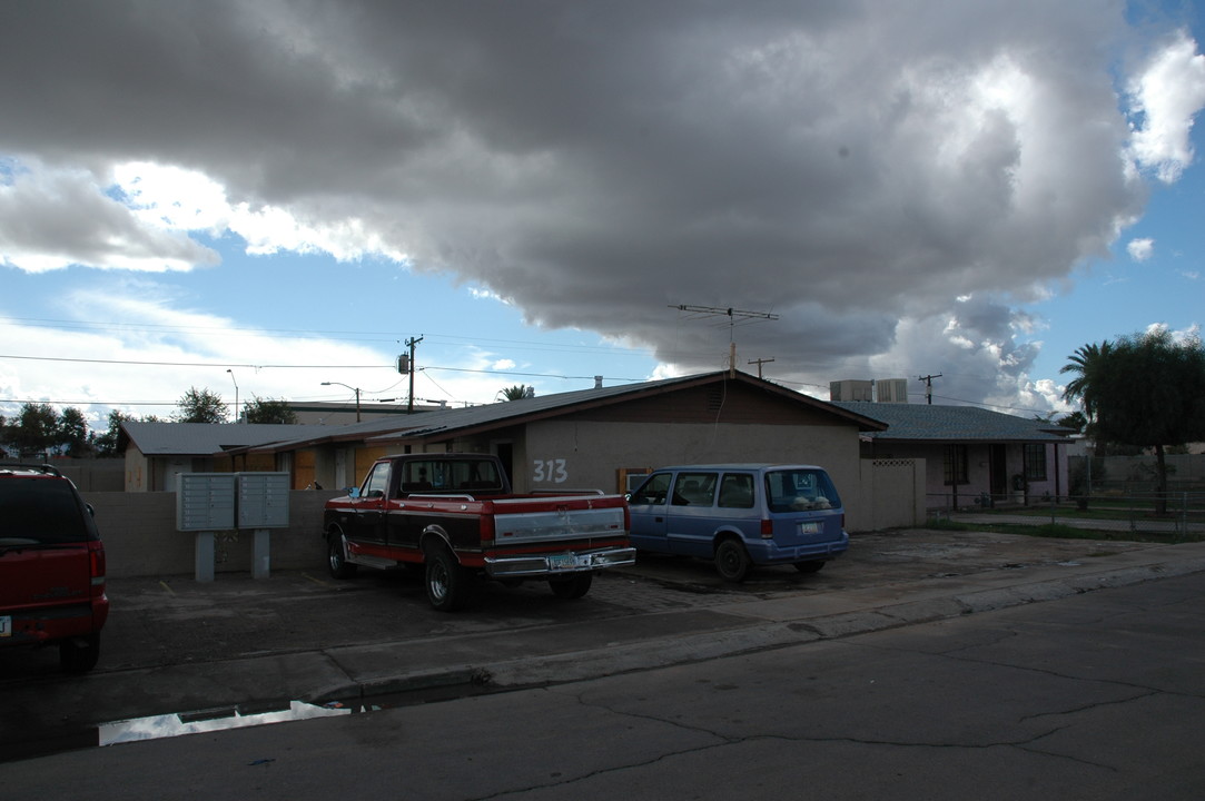 95 N 3rd Dr in Avondale, AZ - Building Photo