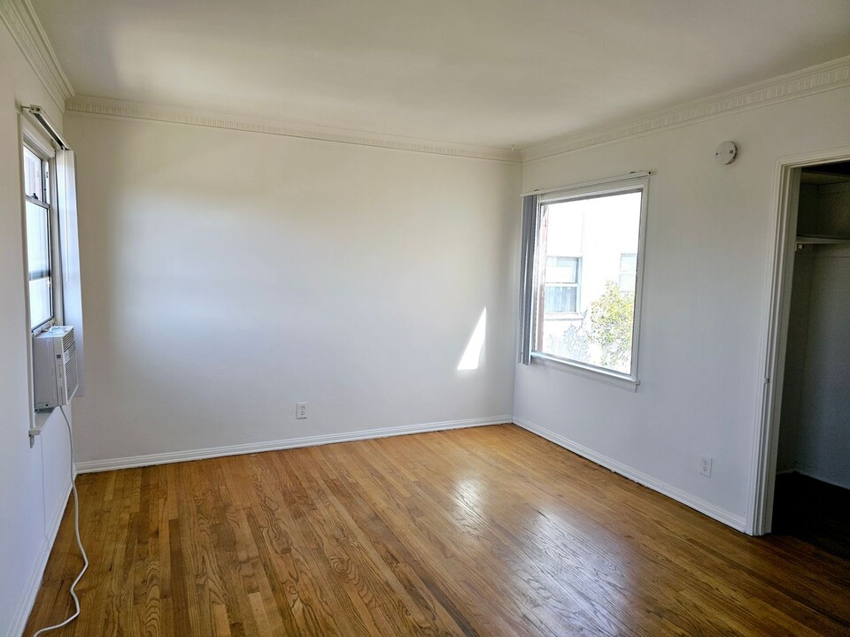 2007 S Longwood Ave in Los Angeles, CA - Building Photo