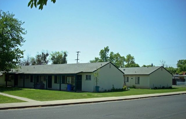 2302-2306 Willow Ave in Merced, CA - Foto de edificio