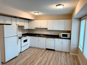 586 Regal Pk NE in Calgary, AB - Building Photo - Building Photo