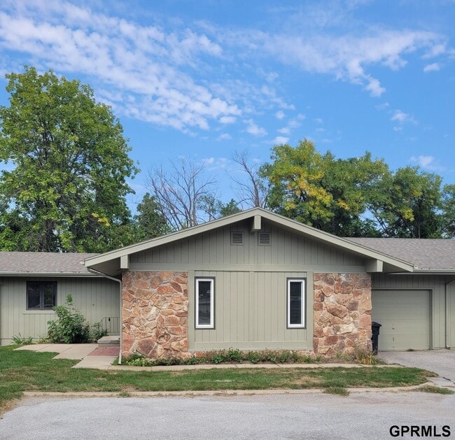 9268 Erskine Plaza in Omaha, NE - Building Photo - Building Photo