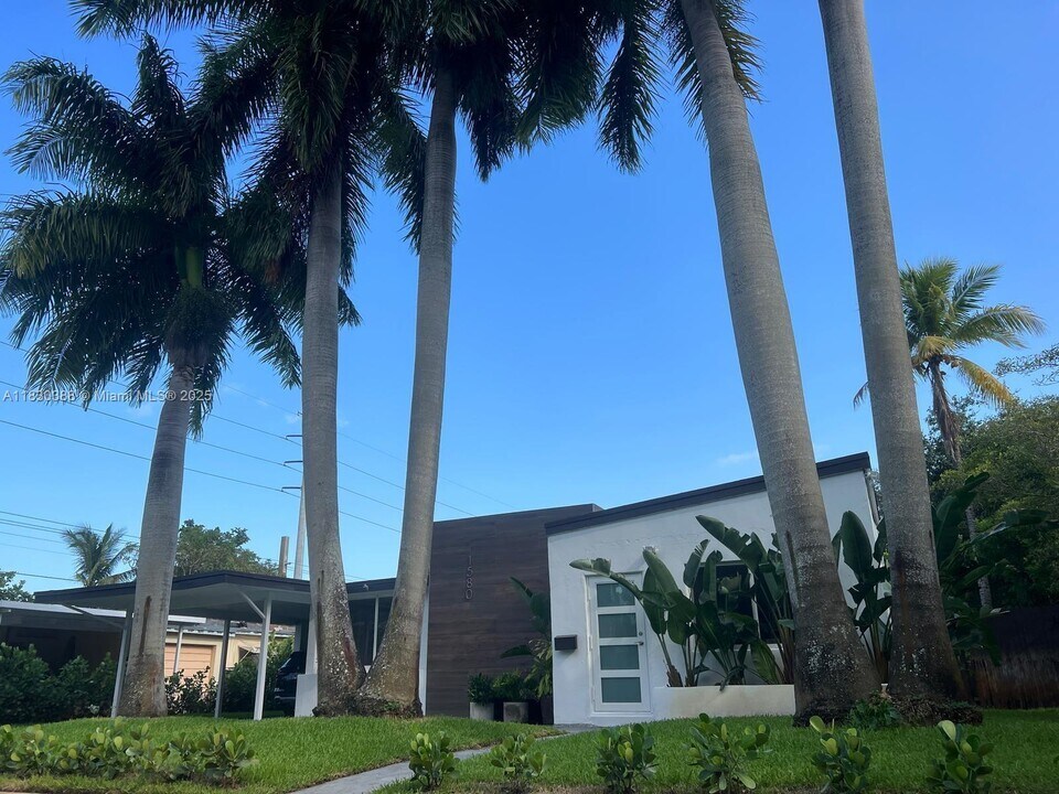 1580 NE 139th St in North Miami, FL - Building Photo