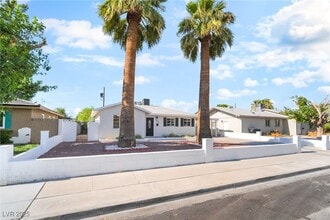 1054 E Hassett Ave in Las Vegas, NV - Building Photo - Building Photo