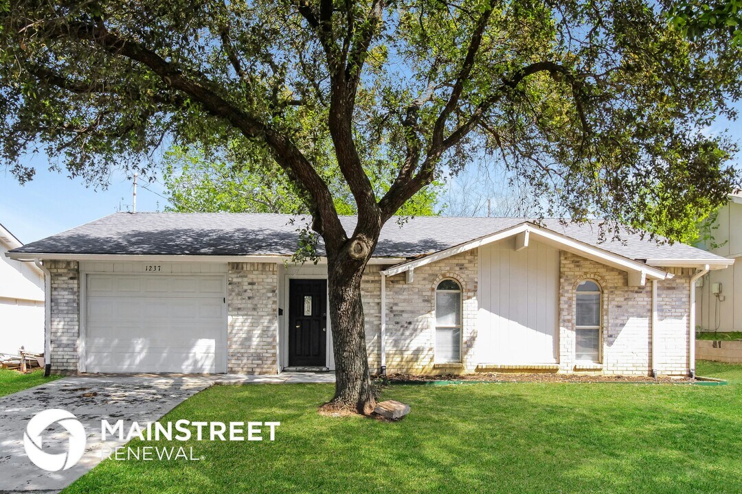 1237 Hillwood Dr in Lewisville, TX - Building Photo