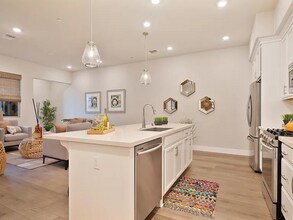 1661 Spring St in Davis, CA - Building Photo - Building Photo
