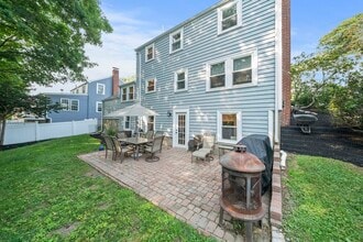 83 Forbes Hill Rd in Quincy, MA - Foto de edificio - Building Photo