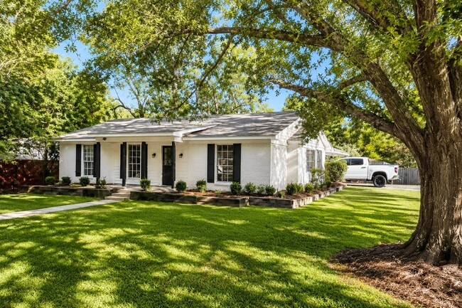 property at 517 Hunters Creek Cir