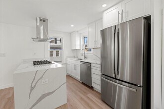 14 Quirk Ct, Unit 1 in Newton, MA - Building Photo - Building Photo