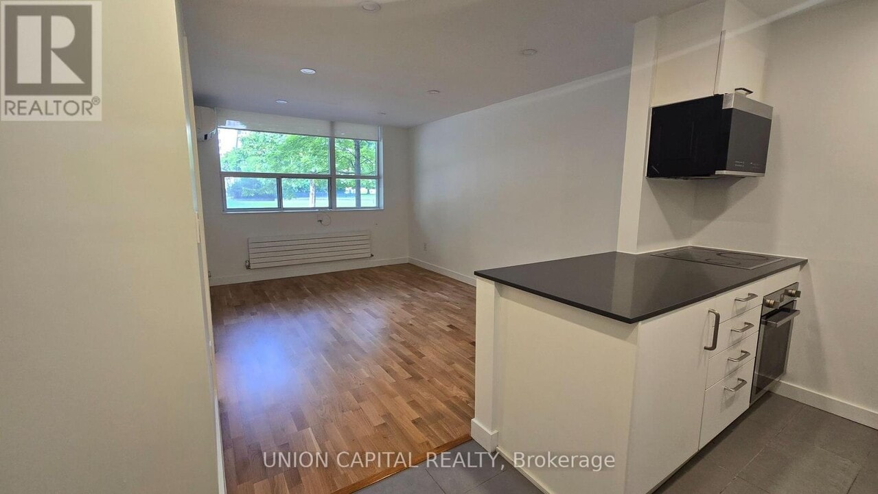 407-230-230 Oak St in Toronto, ON - Building Photo