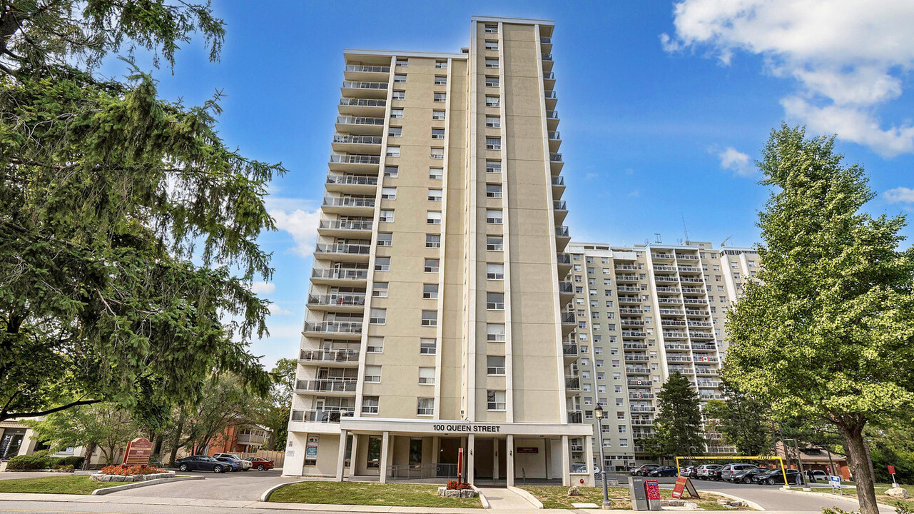 Queen Margaret II in Kitchener, ON - Building Photo