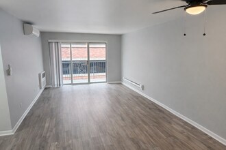 5202 Washington St, Unit 308R in Downers Grove, IL - Building Photo - Building Photo