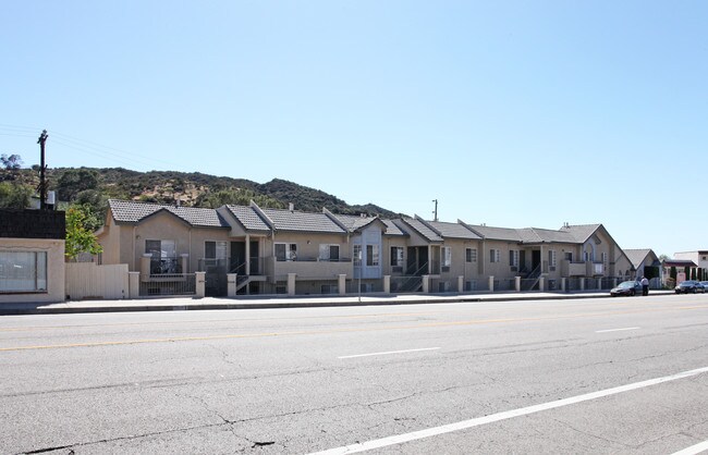 7320 Foothill Blvd in Tujunga, CA - Foto de edificio - Building Photo