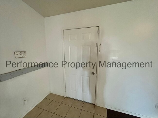 1319 Berkshire Rd in Bakersfield, CA - Building Photo - Building Photo