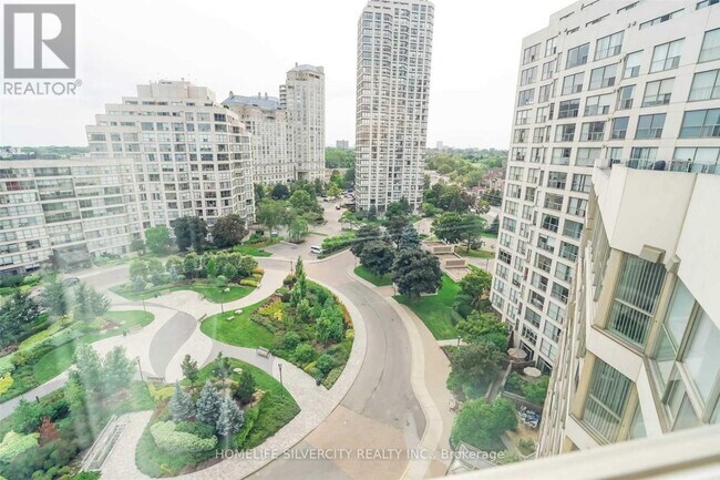 2261-2261 Lake Shore Blvd W in Toronto, ON - Building Photo - Building Photo