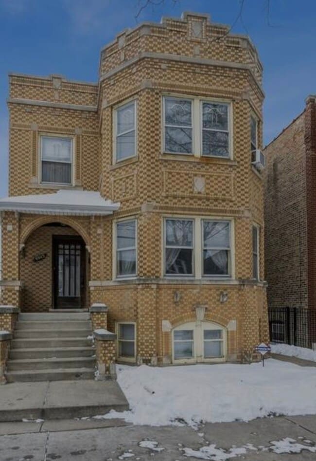 property at 5943 N Maplewood Ave