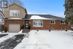 7 Sycamore Dr in Brantford, ON - Building Photo