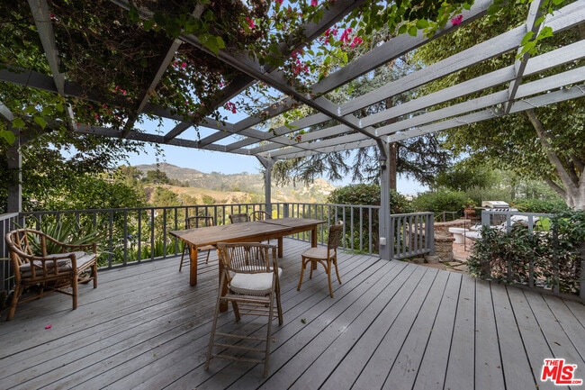 2280 Mountain Oak Dr in Los Angeles, CA - Building Photo - Building Photo