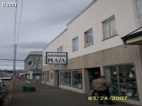 2011 Sherman Ave in North Bend, OR - Foto de edificio - Building Photo