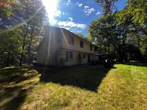 913 Thompson St in Glastonbury, CT - Building Photo - Building Photo
