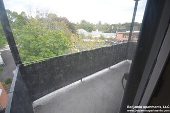 110 Belmont St, Unit 37 in Quincy, MA - Foto de edificio - Building Photo
