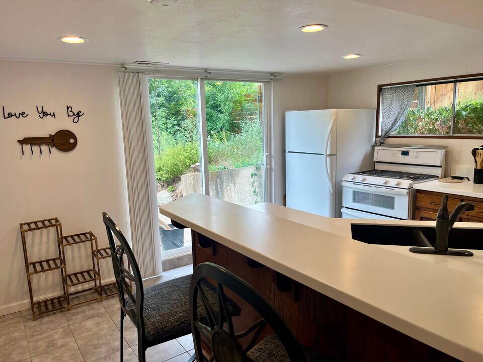 979 Manchester Rd in Kaysville, UT - Building Photo